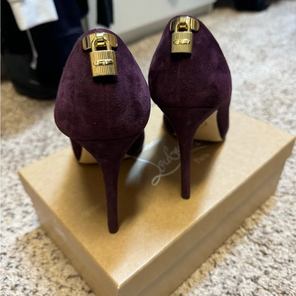 Michael Kors 8.5 eggplant suede pumps with gold locket - Picture 2 of 4